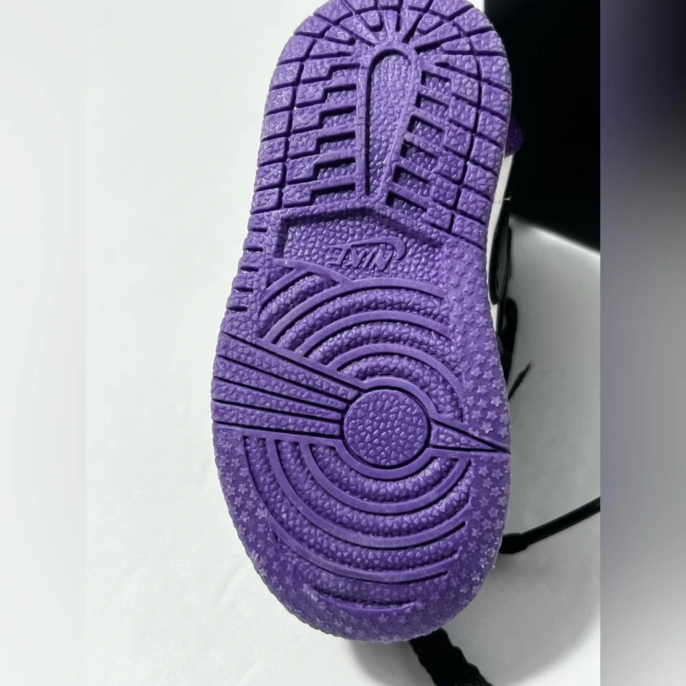 3D Purple Black White 4.5” Mini Sneaker Keychain novelty with box‎
